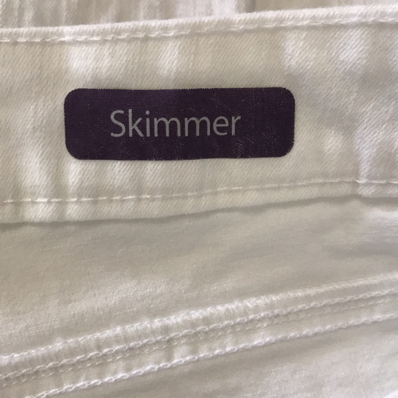 Gloria Vanderbilt Belted Skimmer White Capris/Bermuda shorts. Size 16. - Picture 6 of 11